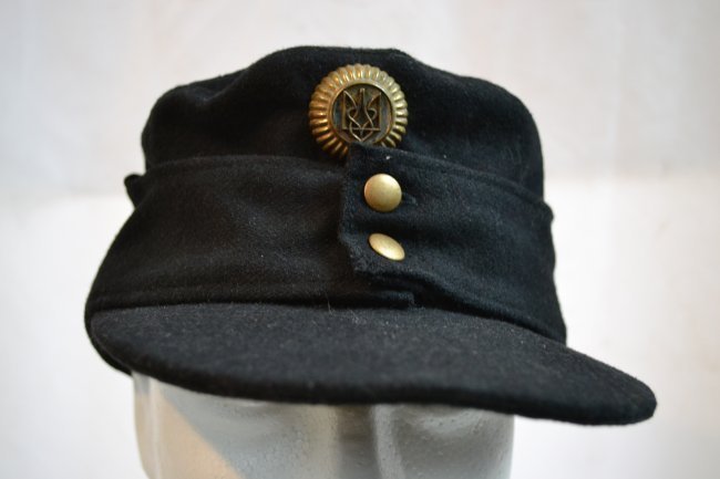 WWII BLACK WOOL GERMAN MADE UKRAINIAN NATIONALIST HAT: WWII BLACK WOOL GERMAN MADE UKRAINIAN NATIONALIST HAT . BLACK PANZER WOOL M43 HAT MADE BY PECURO .SIZE 57. CONVERTED BY ADDING 2 GOLD BUTTONS AND COCKADE. WORN BY UKRAINIAN NATIONALISTS FREEDOM FIGHTE