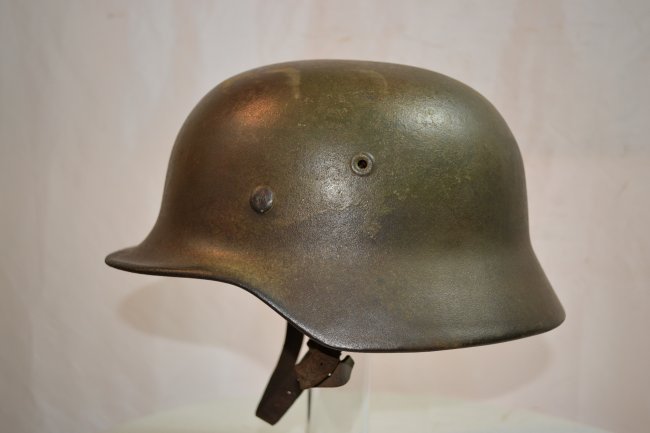WWII GERMAN M40 NORMANDY CAMO LUFTWAFFE STEEL HELMET: WWII GERMAN M40 NORMANDY CAMOUFLAGE PAINTED LUFTWAFFE STEEL HELMET . COMPLETE WITH LINER AND CHIN STRAP. WELL AGED PAINTED CAMOUFLAGE EXTERIOR . SINGLE DECAL LUFTWAFFE EAGLE . GREAT EXAMPLE AND QUITE 
