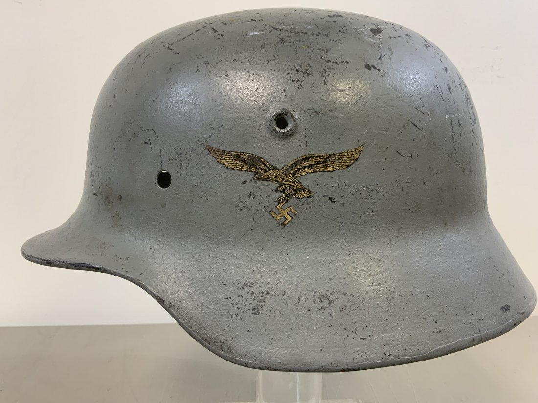 WWII GERMAN M40 LUFTWAFFE SD SHIP GRAY PAINTED HELMET: WWII GERMAN M40 LUFTWAFFE SD SHIP GRAY PAINTED HELMET . VERY INTERESTING AND UNIQUE. SHIP GRAY PAINTED WITH SINGLE DECAL . COASTAL ARTILLERY , FLACK ?? PAINT LOOKS PERIOD AND DECAL IS ORIGINAL . NO LI