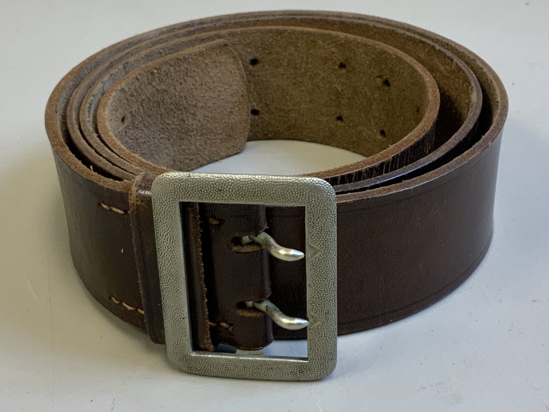 WWII GERMAN OFFICERS BROWN LEATHER BELT AND BUCKLE: WWII GERMAN OFFICERS BROWN LEATHER BELT AND BUCKLE . GREAT CONDITION. BROWN LEATHER BELT. SILVER TONE BUCKLE MARKED D.R.G.M. 1240881 .