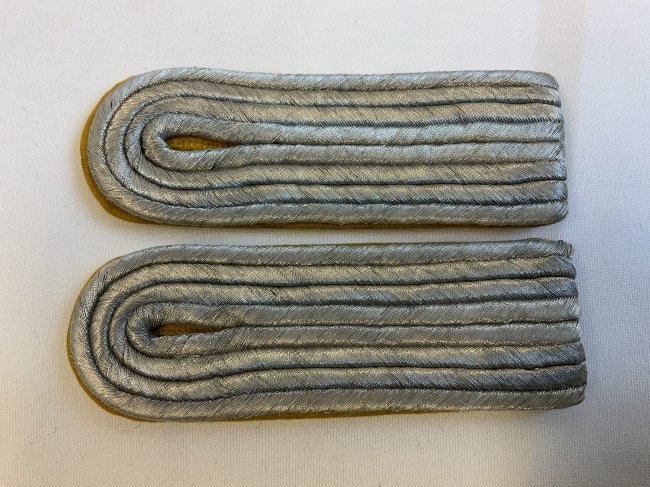 WWII GERMAN LUFTWAFFE FLIGHT / PARATROOPER BOARDS: WWII GERMAN LUFTWAFFE FLIGHT / PARATROOPER OFFICERS SHOULDER BOARDS . NICE CLEAN CONDITION. MATCHING PAIR.