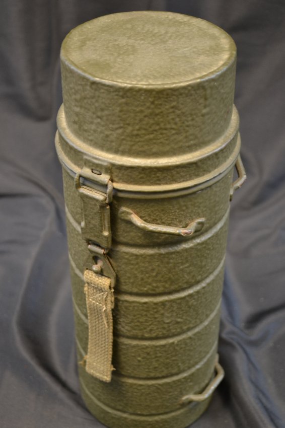 GERMAN POST WWII M58 BUNDESWEHR GAS MASK CAN: GERMAN POST WWII M58 BUNDESWEHR GAS MASK CAN