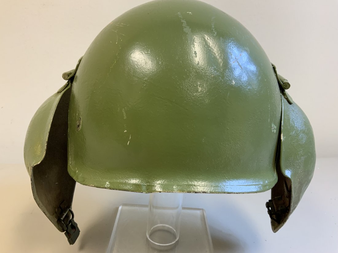 U.S. WWII USAAF BOMBER CREW FLAK STEEL HELMET: U.S. WWII USAAF BOMBER CREW FLAK STEEL HELMET . GREEN COLOR PAINTED OUTSIDE. COMPLETE WITH INTERNAL WEB RIG .