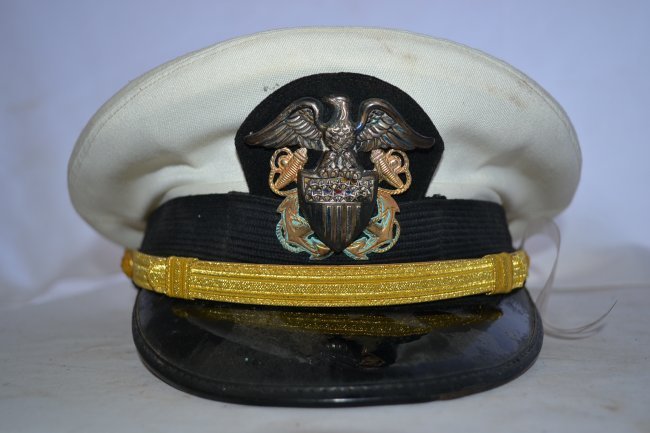 WWII US NAVY OFFICER WHITE TOP VISOR CAP NAMED USS W. K: WWII US NAVY OFFICER WHITE TOP VISOR CAP . NAMED TO LCDR JAMES . D. HAVELL USS W. K FROM USS WILLARD KEITH . THE SHIP WAS COMMISSIONED IN 1944 . THE HAT IS IN GREAT CONDITION MADE BY BANCROFT