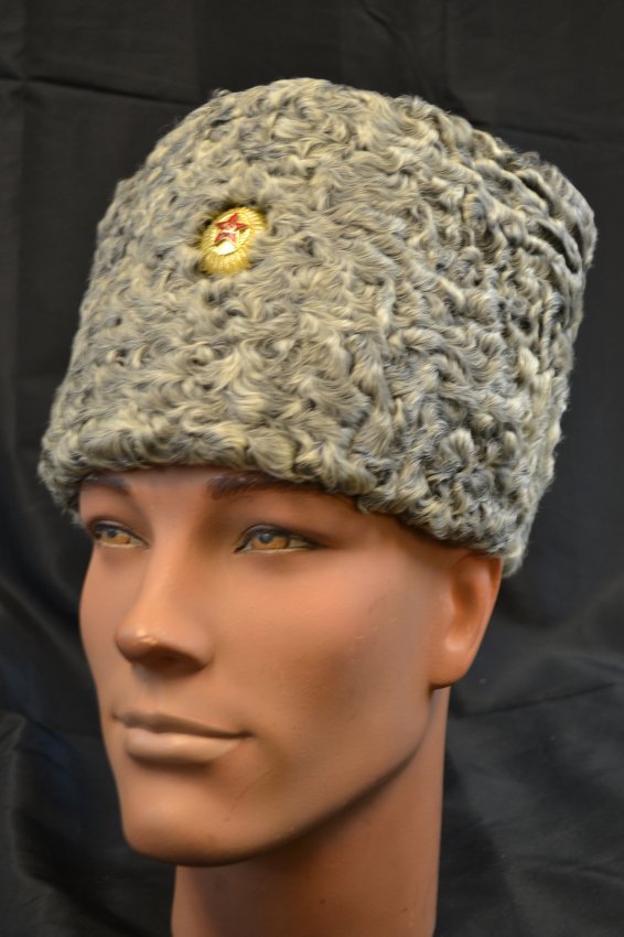 SOVIET RUSSIAN USSR GENERAL OFFICER PAPAKHA LAMB HAT: SOVIET RUSSIAN USSR GENERAL OFFICER PAPAKHA LAMB FUR HAT . VERY NICE WORN CONDITION .