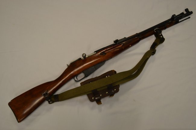 WWII RUSSIAN M44 MOSIN NAGANT CARBINE RIFLE W / BAYONET: WWII RUSSIAN M44 MOSIN NAGANT CARBINE RIFLE WITH BAYONET. LOOKS LIKE IN NEW CONDITION . IMPORTED FROM RUSSIAN ARSENAL . COMPLETE WITH SLING AND AMMO POUCHES. 1944 DATED RECEIVER. GREAT HISTORICAL FIRE