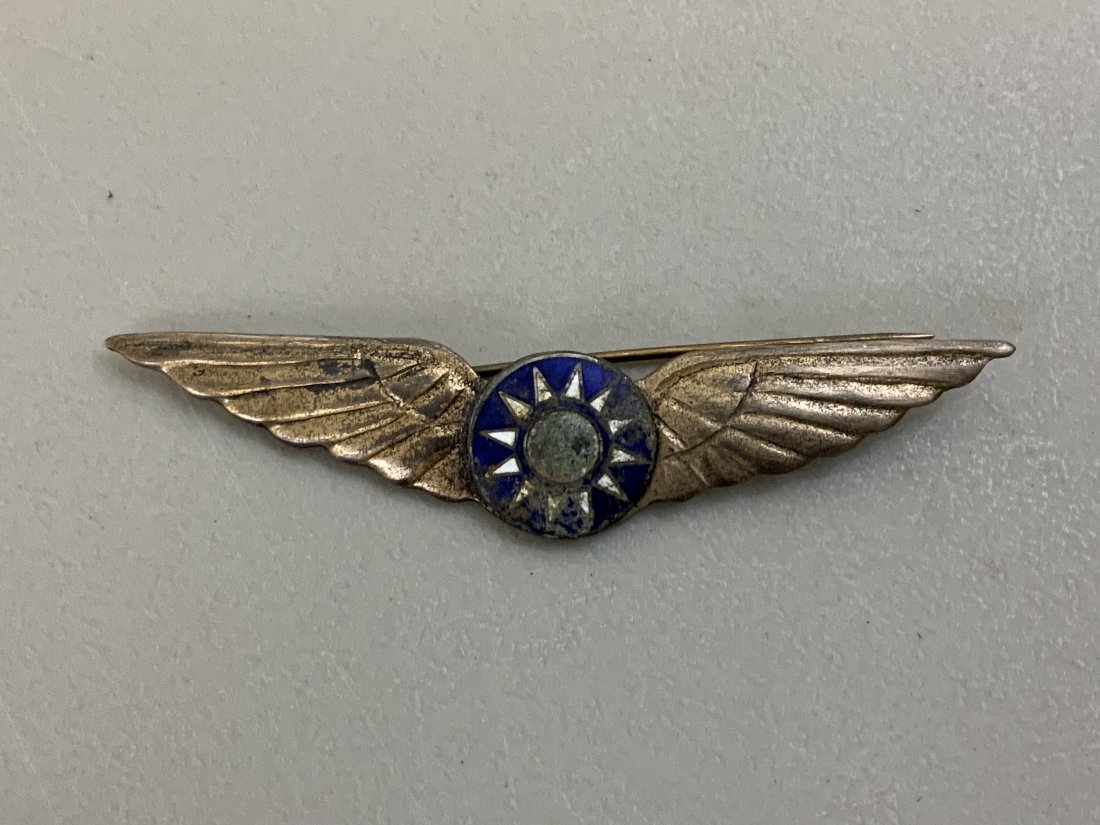 RARE WWII AVG FLYING TIGERS AVIATION PILOT WINGS NAMED: RARE WWII AVG FLYING TIGERS AVIATION PILOT WINGS . SILVER , ENAMEL . ENGRAVED ON THE BACK "23rd F.G. Lt. J. Tucker".