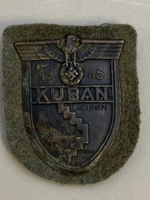 WWII GERMAN ARMY KRIM SHIELD AWARD: WWII GERMAN ARMY KRIM SHIELD AWARD . GOOD CONDITION SHIELD ON ARMY WOOL BACKING .