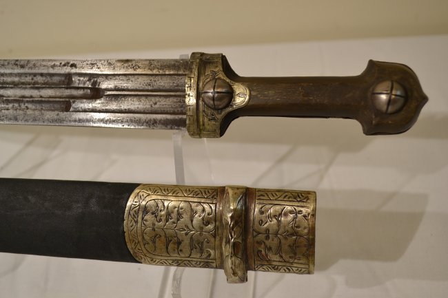 ANTIQUE RUSSIAN COSSACK CAUCASIAN KINJAL DAGGER SILVER: ANTIQUE RUSSIAN COSSACK CAUCASIAN KINJAL DAGGER . NICE OLD DAGGER .22" LONG WITH 17" BLADE
