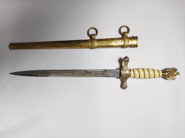 WWII GERMAN NAVY KRIEGSMARINE DAGGER F.W. HOLLER: WWII GERMAN NAVY KRIEGSMARINE OFFICER DAGGER BY F.W.HOLLER . NICE OVERALL CONDITION WITH BRIGHT ETCHED BLADE WITH DESIRABLE SAIL SHIP PATTERN.