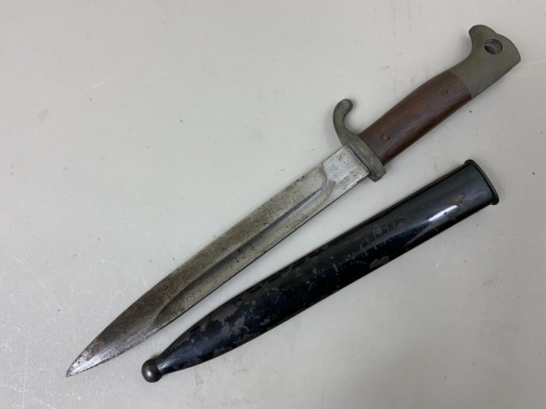 WWII GERMAN BAYONET FIGHTING KNIFE BY GUSTAV SPITZER: WWII GERMAN BAYONET FIGHTING KNIFE BY GUSTAV SPITZER . WELL USED WITH WOOD REPLACED GRIPS .