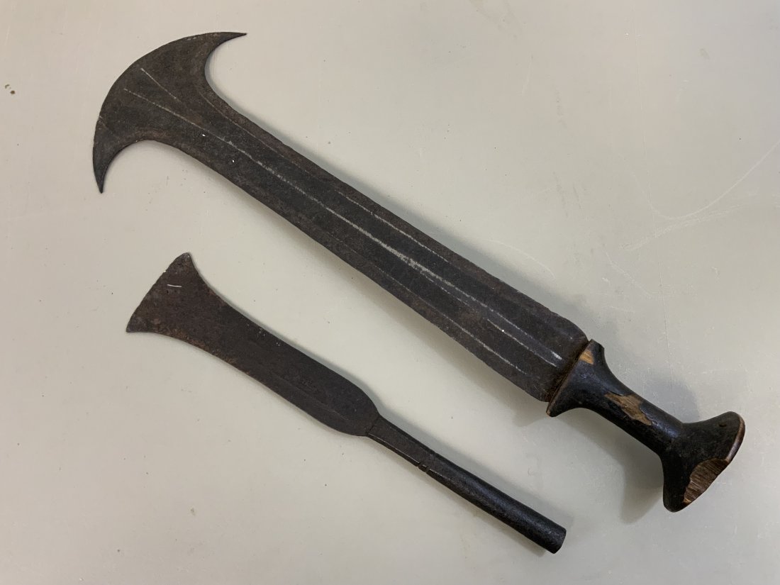 ANTIQUE AFRICAN TRIBAL EDGED WEAPONS D.R. CONGO: ANTIQUE AFRICAN TRIBAL EDGED WEAPONS FROM D.R. CONGO . CEREMONIAL KONDA PEOPLE KNIFE AND SPEAR POINT. DESPLAY A GREAT AGE . 20" AND 13" LONG .