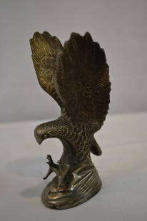 VINTAGE METAL SPREAD WINGS EAGLE FIGURE: VINTAGE METAL SPREAD WINGS EAGLE FIGURE . 5" HIGH .