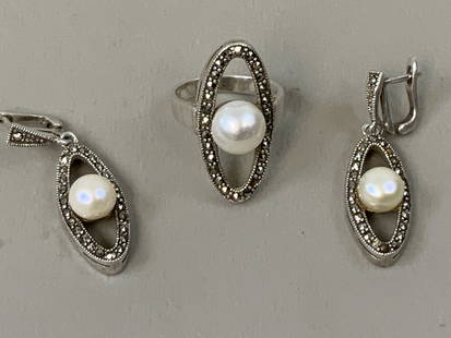 925 SILVER SET EARRINGS AND RING WITH PEARLS: 925 SILVER SET EARRINGS AND RING WITH PEARLS . STAMPED 925 . SIZE 7 RING. BEAUTIFUL SET