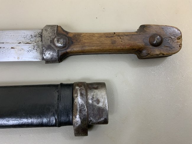 WWI IMPERIAL RUSSIAN 1910 MACHINE GUNNERS KINJAL DAGGER: WWI IMPERIAL RUSSIAN M1910 MACHINE GUNNERS KINJAL DAGGER . WELL USED AND SHOWS ITS AGE WITH SOME REPAIRS TO A LEATHER ON THE SCABBARD. VERY RARE .24" LONG WITH 17" BLADE