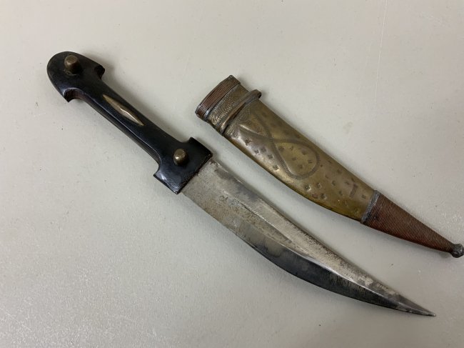 ANTIQUE PERSIAN KINJAL BEBUT DAGGER: ANTIQUE PERSIAN CAUCASIAN KINJAL BEBUT DAGGER . 14.5" LONG WITH 8" BLADE