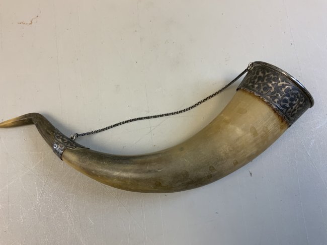 ANTIQUE RUSSIAN CAUCASIAN DRINKING HORN SILVER NIELLO: ANTIQUE IMPERIAL RUSSIAN GEORGIAN CAUCASIAN DRINKING HORN SILVER NIELLO . 11" LONG . 84 SILVER STAMPED