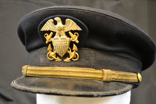 WWII US NAVY OFFICER VISOR CAP NAMED HAT: WWII US NAVY OFFICER VISOR CAP . NAMED INSIDE TO LIEUTENANT HOLZINGER. VERY NICE HAT