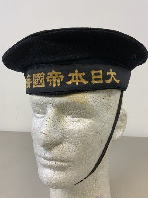 WWII IMPERIAL JAPANESE NAVY SAILOR DONALD DUCK HAT: WWII IMPERIAL JAPANESE NAVY SAILOR DONALD DUCK HAT . VERY GOOD CONDITION. CLOTH TAG INSIDE . COMPLETE WITH HAT TALLY AND CHIN STRAP .