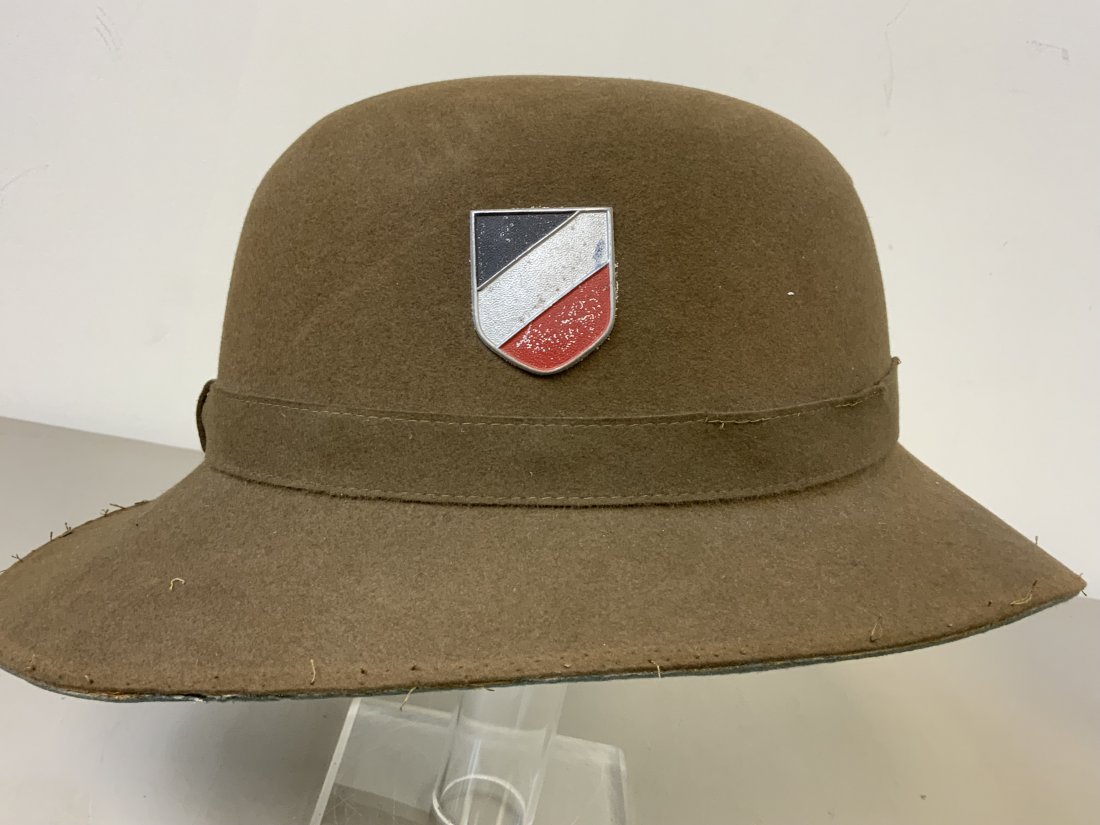 WWII GERMAN AFRIKA KORPS TROPICAL DAK SUN HELMET 1942: WWII GERMAN AFRIKA KORPS TROPICAL DAK SUN HELMET 1942 . WELL USED AND WORN CONDITION. MISSING A TOP VENT COVER. FELT EXAMPLE WITH BOTH SHIELDS INSIGNIAS AND DATED 1942. NAME WRITTEN ON THE LEATHER LIN