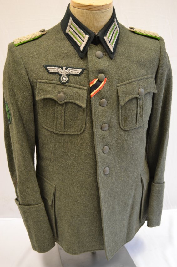 WWII GERMAN ARMY OFFICERS MOUNTAIN MAJOR UNIFORM TUNIC: WWII GERMAN ARMY OFFICERS MOUNTAIN MAJOR UNIFORM TUNIC - Gebirgsjager . VERY NICE THICK WINTER HEAVY WEIGH WOOL MATERIAL TUNIC. BEAUTIFUL HIGH QUALITY INSIGNIA. AWARDS LOOPS. MINTY EXAMPLE. MEDIUM SIZ