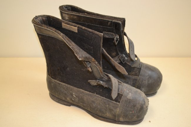 WWII GERMAN COLD WEATHER OVER BOOTS EASTERN FRONT RARE: WWII GERMAN WEHRMACHT AND SS FORCES WACHE OVER BOOTS AS WORN BY GARRISON GUARDS ON DUTY . MADE FROM HORSE HAIR AND LEATHER. THESE ARE EARLY TYPE BLACK IN COLOR AND PRODUCED BEFORE RUSSIAN CAMPAIN . VE