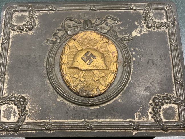 WWII GERMAN SS LAH VETERANS BATTLE OF CHARKOW BOX 1943: WWII GERMAN SS LAH VETERANS BATTLE OF CHARKOW BATTLE WOUNDED SOUVENIR CIGAR BOX . NAMED TO F. HOFF OF 1st SS PANZER DIVISION "Leibstandarte SS Adolf Hitler " . GOLD WOUND BADGE IS AFFIXED TO THE TOP W
