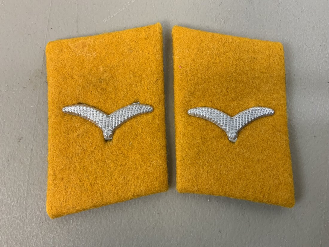 WWII GERMAN LUFTWAFFE FLIGHT/PARATROOPER COLLAR TABS: WWII GERMAN LUFTWAFFE FLIGHT / PARATROOPER COLLAR TABS PAIR. MINT CONDITION .