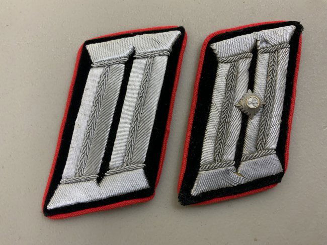 WWII NAZI GERMAN JUDICIAL NSDAP COLLAR TABS.: WWII NAZI GERMAN JUDICIAL NSDAP COLLAR TABS. VERY RARE . 2 NON MATCHING . BOTH FOR THE SAME SIDE. ONE HAS A NICE RARE PIP.