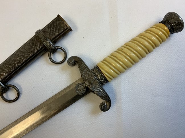 WWII GERMAN ARMY OFFICERS DRESS DAGGER PUMA INITIALS: WWII GERMAN ARMY OFFICERS DRESS DAGGER . NICE EXAMPLE MADE BY PUMA SOLINGEN. OFFICERS INITIALS ENGRAVED INTO LOWER BACK GRIP FITTING . SHOWS WEAR TO PLATING . STILL NICE .