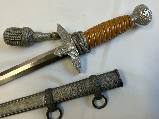 WWII GERMAN LUFTWAFFE OFFICERS DAGGER - SMF: WWII GERMAN LUFTWAFFE OFFICERS DAGGER - SMF . MINTY CONDITION LUFTWAFFE 2nd MODEL OFFICERS DAGGER WITH YELLOW GRIP . BEAUTIFUL CLEAN BLADE. MADE BY SMF SOLINGEN. LUFTWAFFE ACCEPTANCE STAMP. OUTSTANDIN