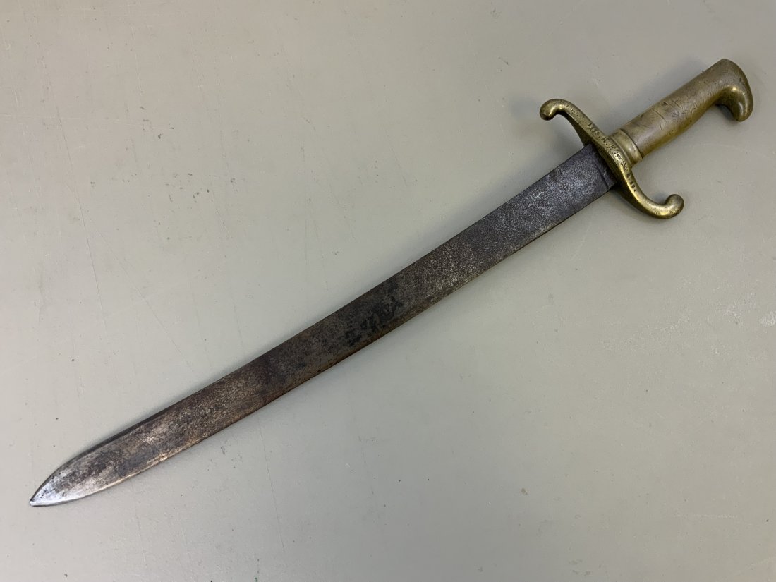 PRUSSIAN M1864 SHORT SWORD FASCHINENMESSER: PRUSSIAN M1864 SHORT SWORD FASCHINENMESSER . SHOWS HEAVY USE . NICE UNIT STAMPING ON THE BRASS CROSS GUARD. DARK BLADE HAS A BEND AND WITH 1871 DATE ON THE SPINE.