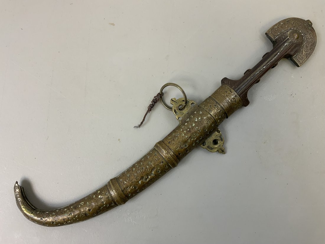 ANTIQUE JAMBIYA ISLAMIC DAGGER KOUMMYA: ANTIQUE JAMBIYA ISLAMIC DAGGER KOUMMYA . NICE DAGGER . SHOWS GREAT AGE. 12 1/2" LONG WITH 9 1/4" LONG BLADE