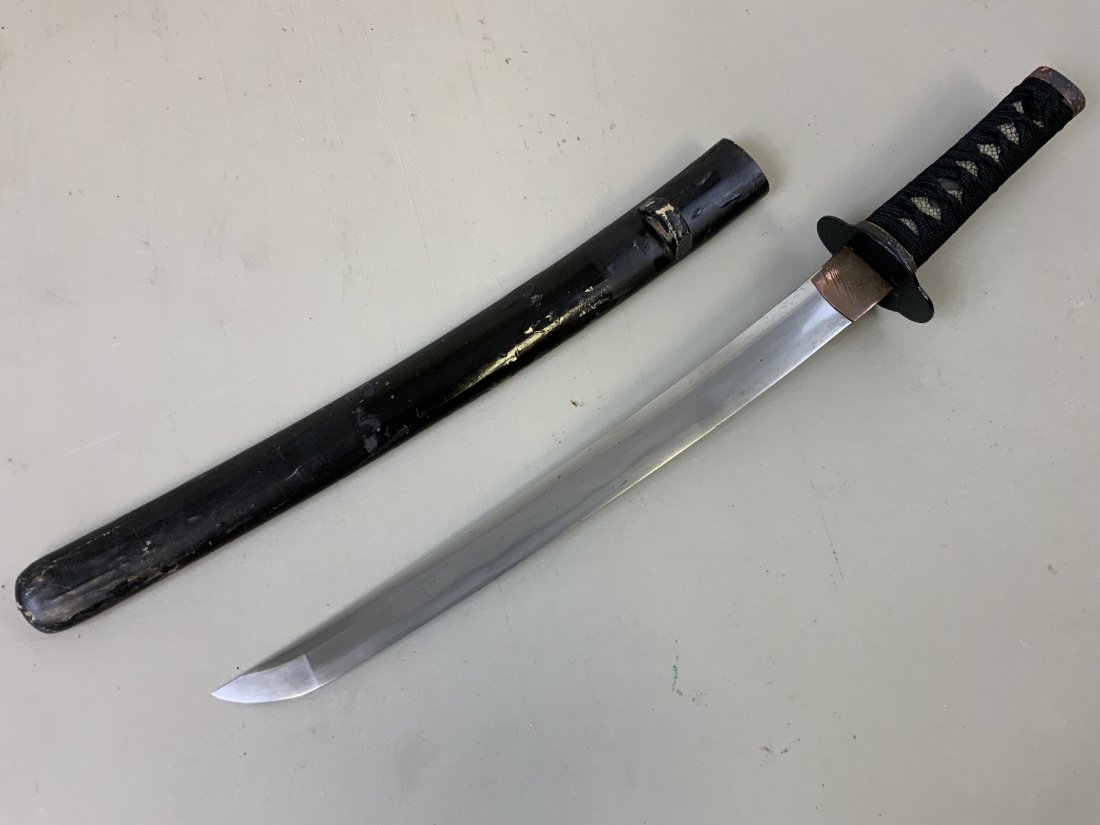 ANTIQUE JAPANESE O-TANTO SAMURAI SWORD SIGNED: ANTIQUE JAPANESE O-TANTO SAMURAI SWORD . VERY NICE OLD BLADE SIGNED ON BOTH SIDES. BLACK ITO WHITE RAY SKIN GRIP. COPPER HABAKI AND BLACK LACQUERED SAYA. NICE OLD SWORD WITH GREAT BLADE. 20.5" LONG WI