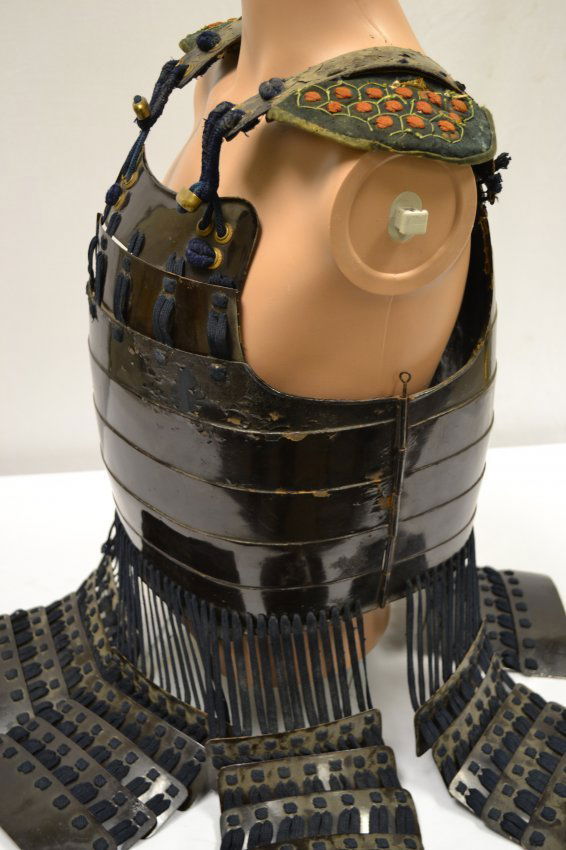ANTIQUE JAPANESE SAMURAI BODY ARMOR EDO PERIOD: ANTIQUE JAPANESE SAMURAI BODY ARMOR EDO PERIOD . REAL SAMURAI BODY ARMOR. MULTI PIECE LACQUERED IRON CONSTRUCTION. DECORATED EMBROIDERED FABRICS ON SHOULDERS. DISPLAYS A GREAT AGE BUT IN VERY GOOD CON