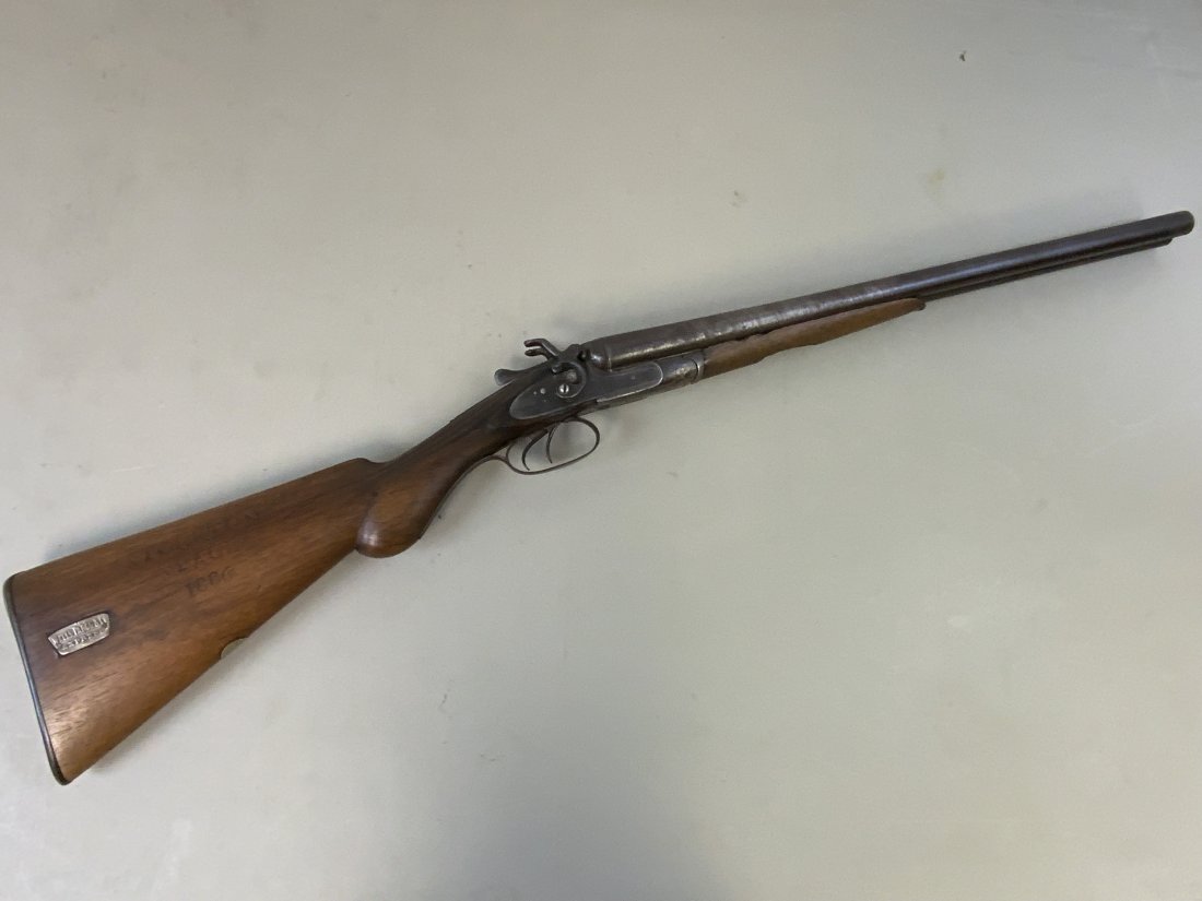 ANTIQUE WELLS FARGO DOUBLE BARREL STAGE COACH GUN 1886: ANTIQUE WELLS FARGO DOUBLE BARREL STAGE COACH GUN .F WILLIAMS MADE DOUBLE BARREL SHOTGUN. ENGRAVED LOCKS AND METAL HARDWARE . WELLS FARGO STAMPED ON TOP OF THE BARRELS AND ALSO HAS METAL PLAQUE "WELLS