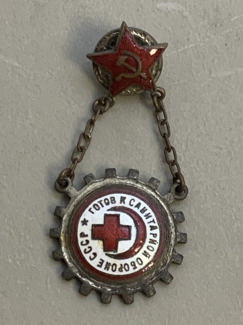 SOVIET RUSSIAN 1930'S RED CROSS SANITARIAN BADGE: SOVIET RUSSIAN 1930'S RED CROSS READY FOR SANITARIAN DEFENCE BADGE . VERY GOOD