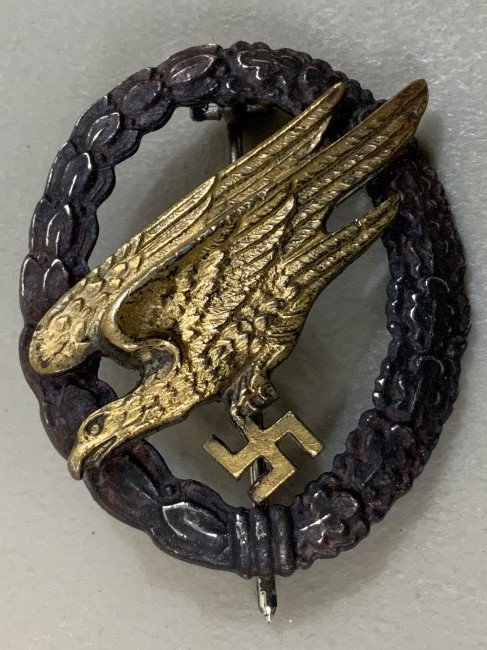 WWII GERMAN LUFTWAFFE PARATROOPER Fallschirmjager BADGE: WWII German Luftwaffe Fallschirmjager Badge by Berg & Nolte . Very fine condition.