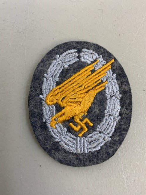 WWII GERMAN LUFTWAFFE PARATROOPER CLOTH BADGE: WWII German Luftwaffe Fallschirmjager Badge cloth version . Very good condition.