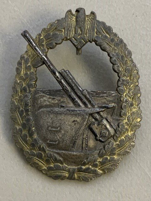 WWII GERMAN NAVY KRIEGSMARINE COASTAL ARTILLERY BADGE: WWII GERMAN NAVY KRIEGSMARINE COASTAL ARTILLERY BADGE . RARE MAKER FRENCH FIRM BAQUEVILLE. ZINC BASE . UNIQUE TO THIS FIRM FRONT DESIGN AND BACK .