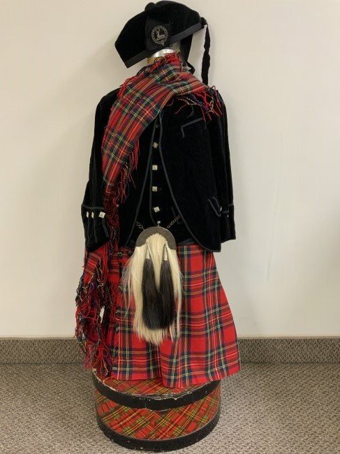 ANTIQUE SCOTTISH HIGHLANDERS NOBLE CHILD DRESS SET: ANTIQUE SCOTTISH HIGHLANDERS NOBLE CHILD DRESS COMPLETE WITH GLENGARRY HAT , ALL THE PICTURED CLOTHING PARTS , SOCKS , SPORRAN WITH SILVER FITTINGS ,AND BOX. SILVER BUTTONS. LATE 19th -EARLY 20th CENT