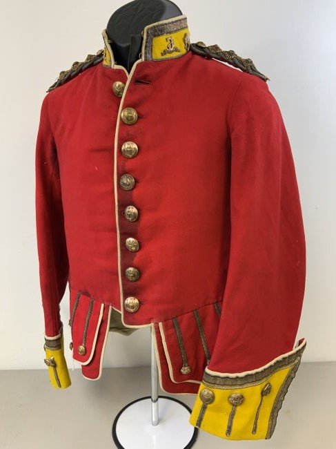 SEAFORTH HIGHLANDER DOUBLET BRITISH OFFICER UNIFORM TUNIC: SEAFORTH HIGHLANDER DOUBLET BRITISH OFFICER UNIFORM TUNIC. RANK OF CAPTAIN. DATED 1912 . GREAT CONDITION FOR ITS AGE AND COMPLETE WITH ALL BRASS INSIGNIAS .