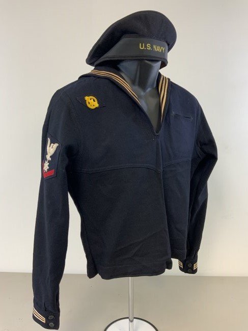 WWII US NAVY PETTY OFFICER DRESS UNIFORM JUMPER AND CAP: WWII US NAVY PETTY OFFICER DRESS UNIFORM JUMPER AND CAP . VERY GOOD CONDITION.