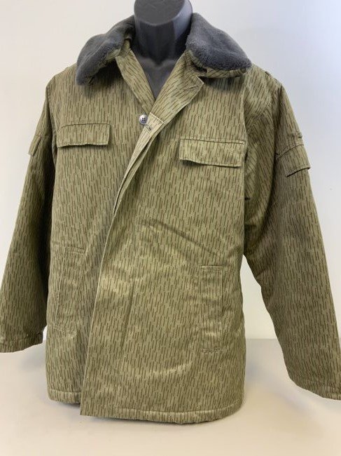 EAST GERMAN DDR "RAIN PATTERN" PADDED WINTER PARKA JACKET: EAST GERMAN DDR "RAIN PATTERN" PADDED WINTER PARKA JACKET. LARGE SIZE . NICE WARM PARKA IN MINT CONDITION.