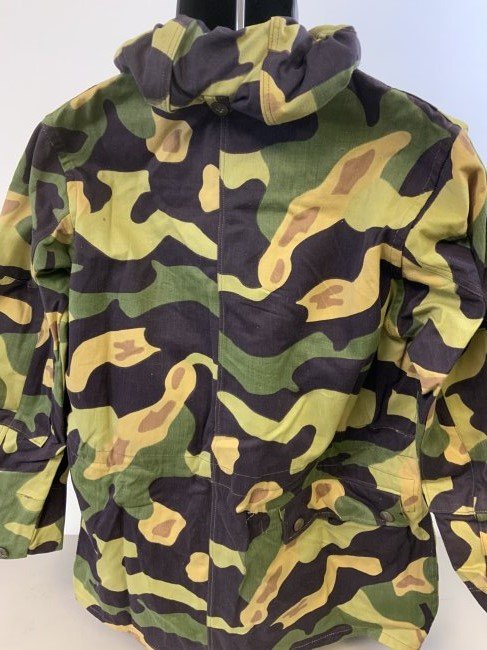CZECH 1960 "MLOK" CAMO PATTERN 22nd AIRBORNE BRIGADE JACKET PANTS: CZECH 1960 "MLOK" CAMO PATTERN 22nd AIRBORNE BRIGADE JACKET PANTS. VERY RARE FIND. UNWORN , UN ISSUED CONDITION . NICE LARGE SIZE.