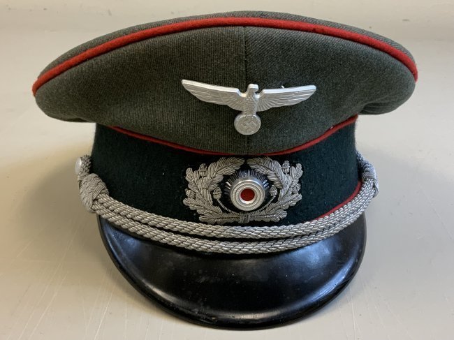 WWII GERMAN ARTILLERY OFFICER VISOR HAT PEKURO: WWII GERMAN ARTILLERY OFFICER VISOR HAT . EXCELLENT SHAPE. WIRE SILVER BULLION EMBROIDERED WREATH. PEKURO MAKER UNDER SWEAT DIAMOND. SIZE AROUND 57 . THEATER USED AFTER WAR AND HAS A INK STAMP FROM EA