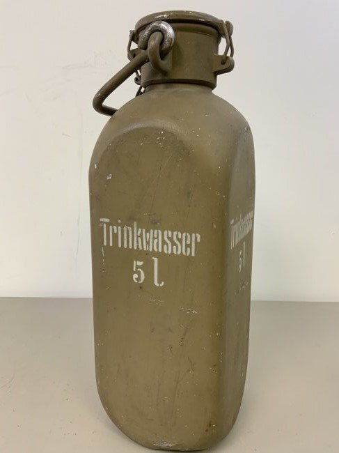 LARGE WWII GERMAN MILITARY 5 LITER ALUMINUM WATER JUG: LARGE WWII GERMAN MILITARY 5 LITER ALUMINUM WATER JUG. GREAT CONDITION . ORIGINAL PAINT AND MARKINGS. MANUFACTURING STAMPS.