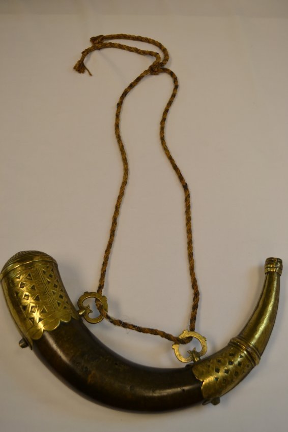 ANTIQUE RUSSIAN COSSACK CAUCASIAN POWDER HORN FLASK: ANTIQUE RUSSIAN COSSACK CAUCASIAN POWDER HORN FLASK . LARGE SIZE 13" LONG . BRASS DECORATED ON HORN . HANGING ROPE . RARE .