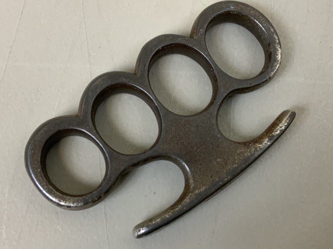 ANTIQUE WWI TRENCH WARFARE COMBAT KNUCKLE DUSTER: ANTIQUE WWI TRENCH WARFARE COMBAT KNUCKLE DUSTER . 4" X 2.5" .