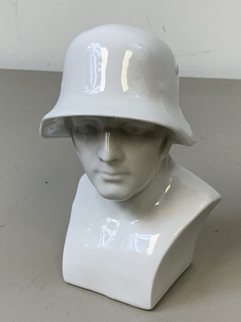 WWI / WWII GERMAN SOLDIER WITH HELMET PORCELAIN BUST: WWI / WWII GERMAN SOLDIER WITH HELMET PORCELAIN BUST . GREAT CONDITION . NO DAMAGES. MARKED WITH BAVARIAN CROWN OVEN "N" IN BLUE ON THE BOTTOM. 6" TALL.